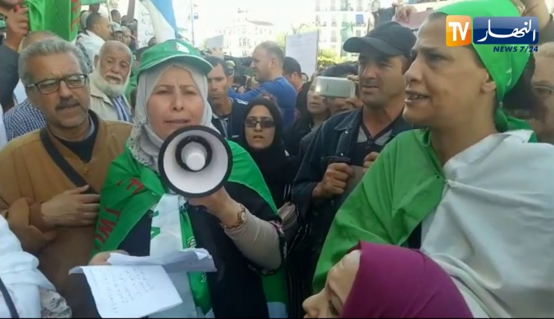 شاهد.. خروج نساء عاملات في وقفة إحتجاجية..بشعار ” لاخوف لاخضوع لا إستسلام لارجوع !! “