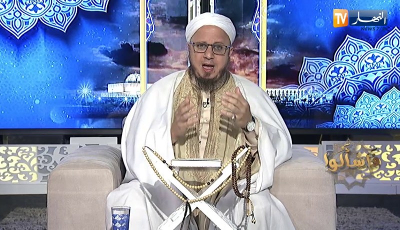 فاسألوا : كيف يصلي المسافر الذي لم يستطع معرفة اتجاه القبلة؟