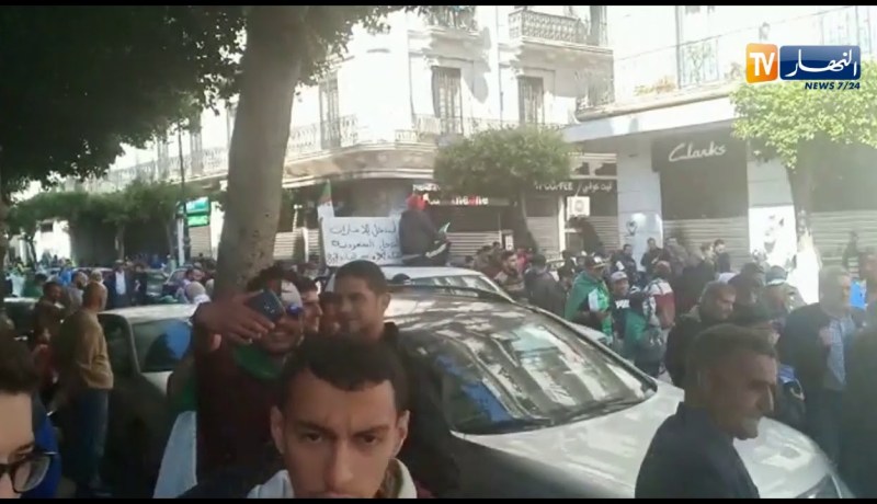 شاهد.. صاحب العبارة الشهيرة “يتنحاو ڨاع” يتحوّل إلى نجم الحراك