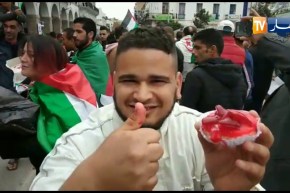 مواطن يتظاهر بتوزيع “تارت الفراولة”…رمز السكيكديين لتمرير رسالتهم للمسؤولين