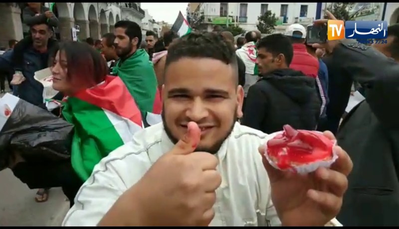 مواطن يتظاهر بتوزيع “تارت الفراولة”…رمز السكيكديين لتمرير رسالتهم للمسؤولين