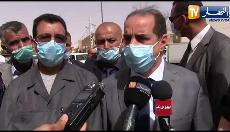 والي تندوف يشرف على العملية الثانية من توزيع الأقنعة الواقية على المواطنين