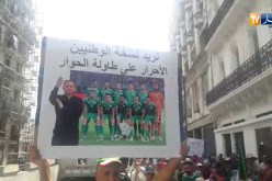 شاهد..لافتة بصور المنتخب الوطني تصنع الحدث الجمعة 21 من الحراك الشعبي
