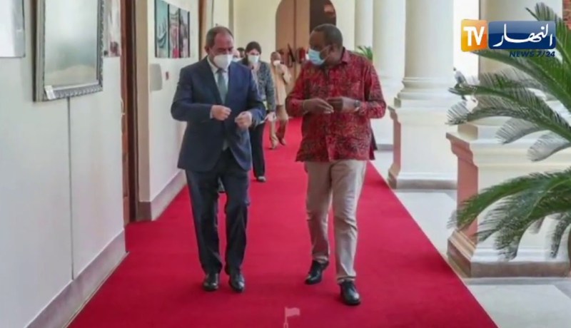 وزير الخارجية صبري بوقادوم بشرع في زيارة عمل إلى كينيا