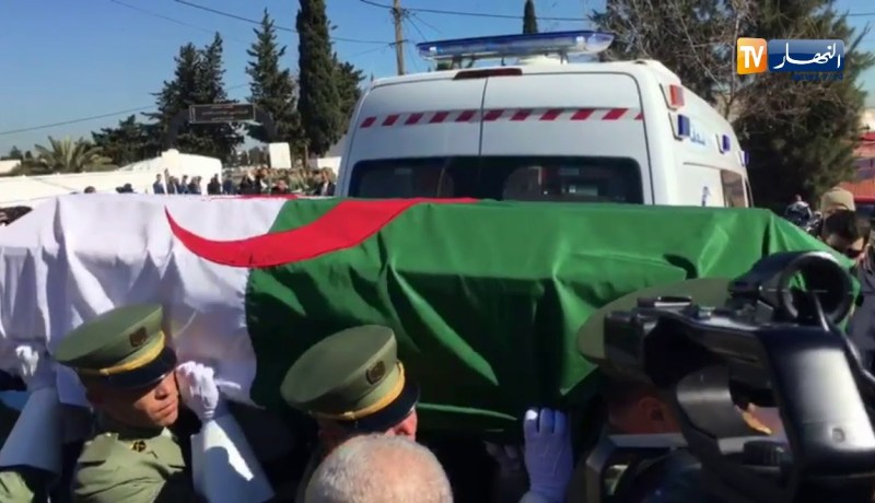 وصول جثمان فقيد الجزائر “عبد المالك قنايزية” إلى مقبرة سيدي يحيى