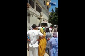 لحظة اخراج الطبيبة المرحومة “راضية بوطويل” من مصلحة حفظ الجثث بالمستشفى الجامعي إبن سينا