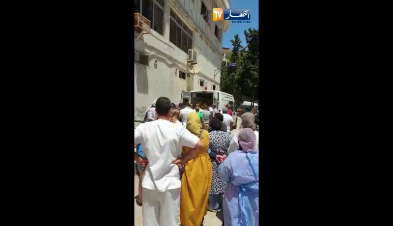 لحظة اخراج الطبيبة المرحومة “راضية بوطويل” من مصلحة حفظ الجثث بالمستشفى الجامعي إبن سينا