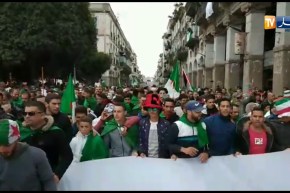 المتظاهرون بسكيكدة رفعوا مختلف الشعارات..”يا قضاة يا قضاة..التحقيقات التخقيقات”