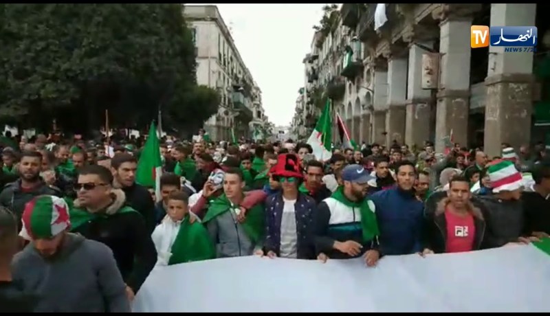 المتظاهرون بسكيكدة رفعوا مختلف الشعارات..”يا قضاة يا قضاة..التحقيقات التخقيقات”