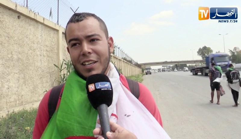 مجتمع: طلبة من النعامة يصلون العاصمة مشيا على الأقدام للمشاركة في الحراك