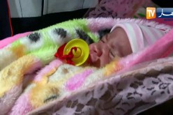 غرداية:  أعوان الحماية المدنية يزورون الطفلة فرح التي قامو بالإشراف على توليدها بالمنزل