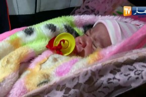 غرداية:  أعوان الحماية المدنية يزورون الطفلة فرح التي قامو بالإشراف على توليدها بالمنزل