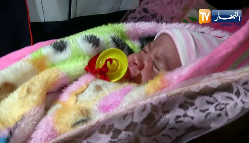 غرداية:  أعوان الحماية المدنية يزورون الطفلة فرح التي قامو بالإشراف على توليدها بالمنزل