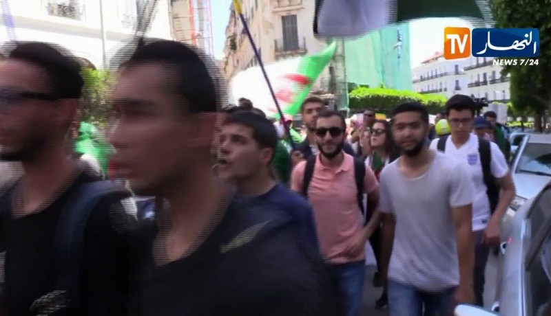سياسة: الطلبة يخرجون إلى الشارع في مسيرات سلمية للمطالبة برحيل رموز النظام