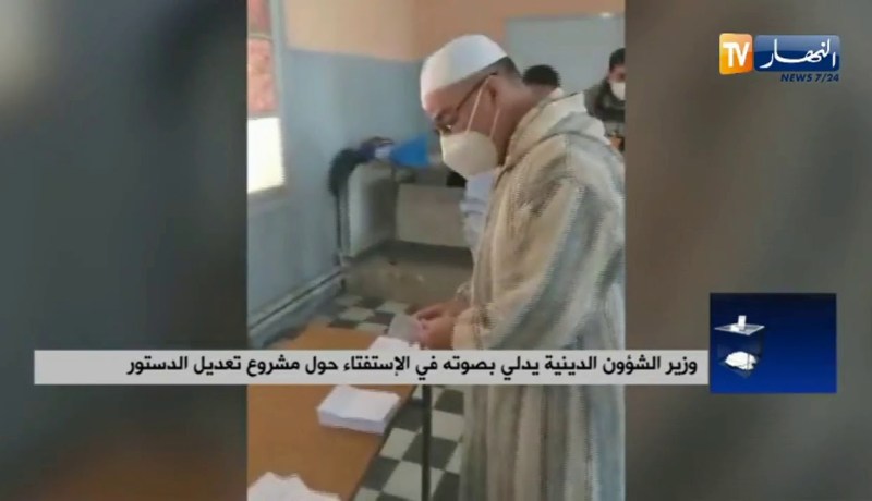 وزير الشؤون الدينية يدلي بصوته في الإستفتاء حول مشروع تعديل الدستور