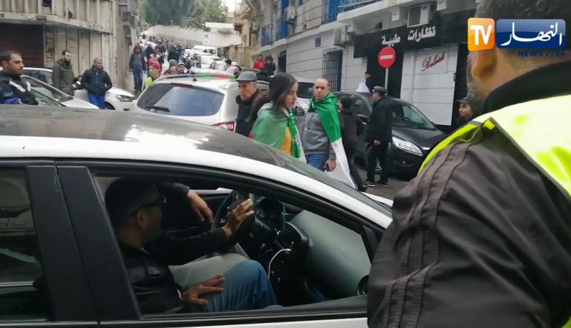 شباب .. أجمل صور التضامن والتنظيم في الجمعة السابعة من المسيرات