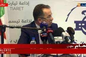 وزير العمل “مراد زمالي” يطلب من الشباب التحلي بالصبر عبر بلاطو الإذاعة الوطنية