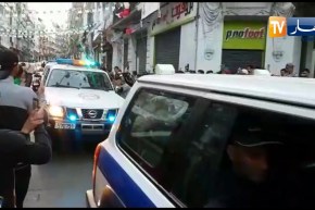 شاهد: أجواء إحتفالية لموكب سيارات الشرطة مع المتظاهرين