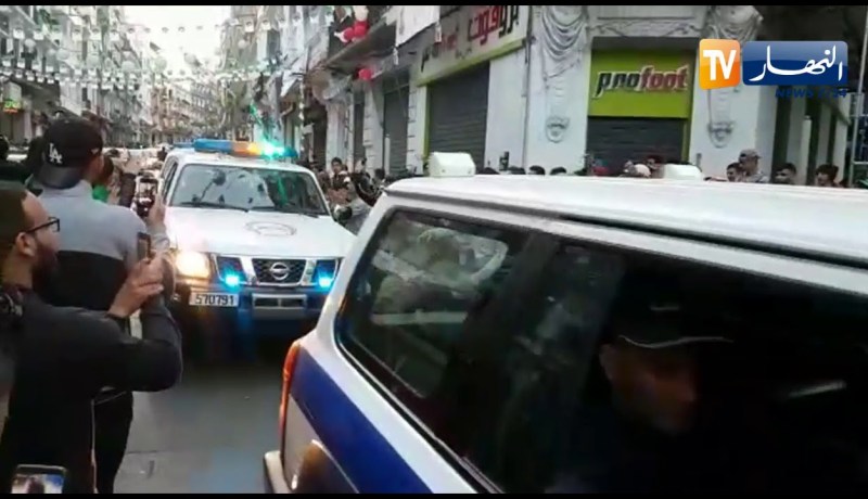 شاهد: أجواء إحتفالية لموكب سيارات الشرطة مع المتظاهرين