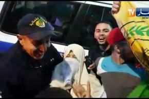 شاهد..عجوز تحتفل رفقة المتظاهرين ورجال الشرطة  بالعاصمة