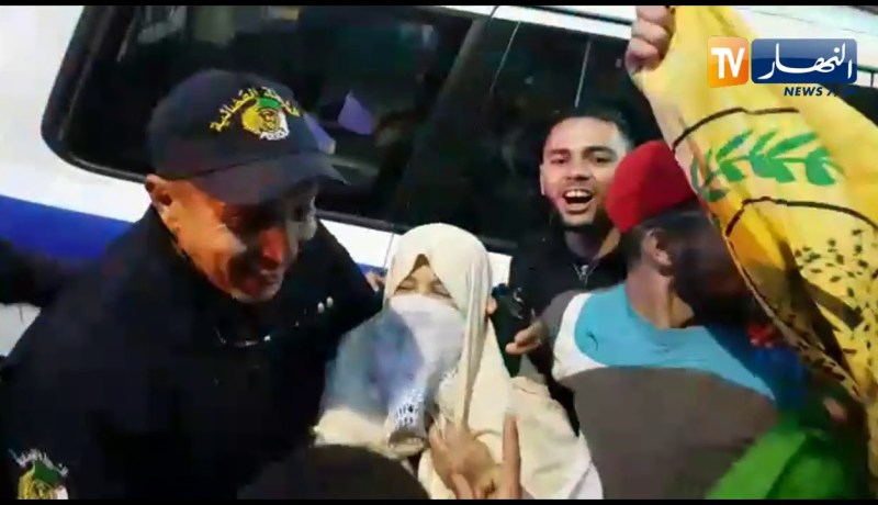 شاهد..عجوز تحتفل رفقة المتظاهرين ورجال الشرطة  بالعاصمة