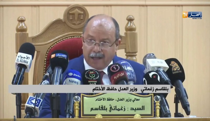 وزير العدل: الوزارة تعمل على تطوير تطبيق إلكتروني مع بريد الجزائر يسمح بالإرسال الإلكتروني للتبليغات
