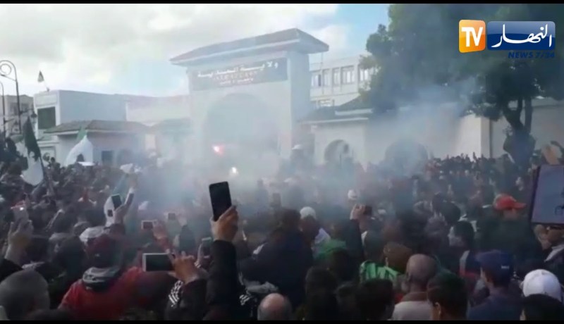المدية: حشود كبيرة يخرجون في مسيرات سلمية مطالبين برحيل النظام