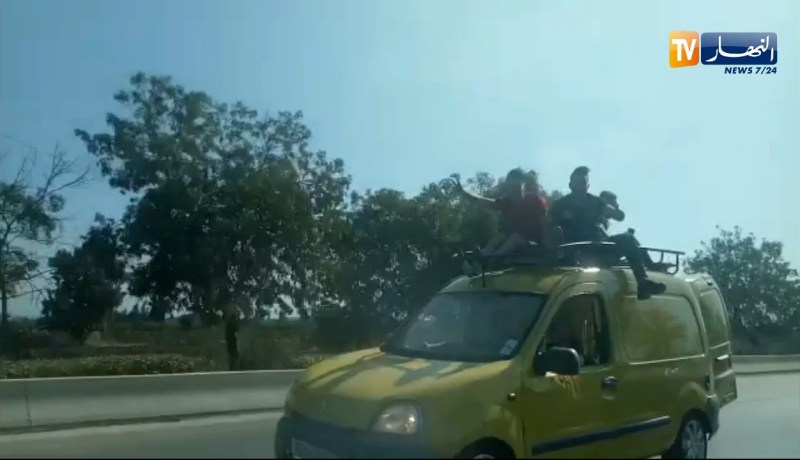شاهدوا.. شباب يغامرون بحياتهم في الطريق السريع بالعاصمة!!