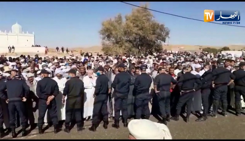 بداية توافد المواطنين إلى مقبرة سيد أحمد بالبيض دقائق قبل تشييع ضحايا إنفجار أنبوب الغاز