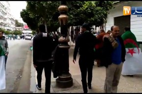 شاهد لحظة طرد المتظاهرين للمحامي مقران أيت سي العربي