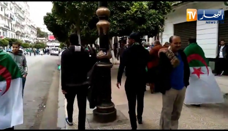 شاهد لحظة طرد المتظاهرين للمحامي مقران أيت سي العربي