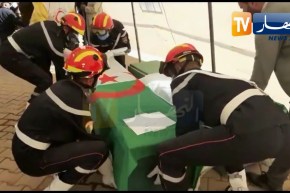 لحظة نقل ضحايا إنفجار أنبوب غاز إلى مقبرة سيدي أحمد لإقامة صلاة الجنازة وتشييعهم لمثواهم الأخير