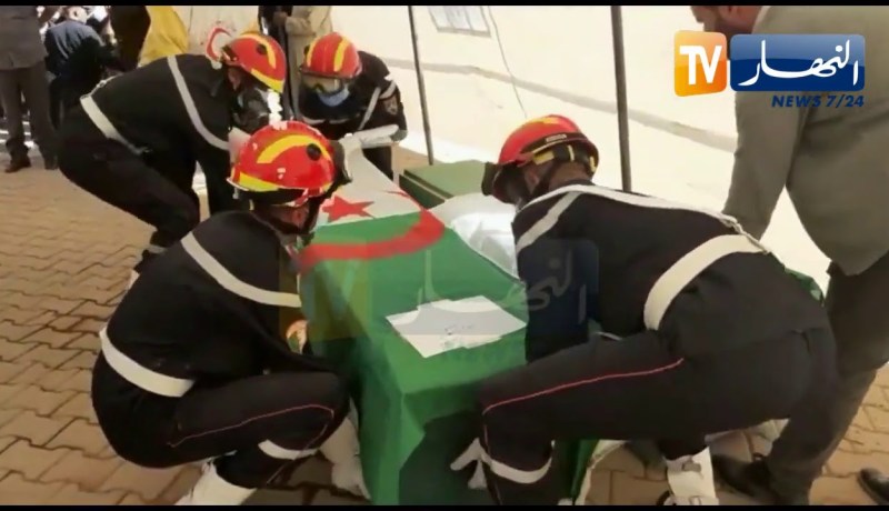 لحظة نقل ضحايا إنفجار أنبوب غاز إلى مقبرة سيدي أحمد لإقامة صلاة الجنازة وتشييعهم لمثواهم الأخير