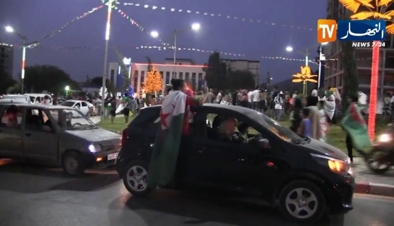 جماهير المنتخب الوطني تصنع أجواء رائعة في ولاية البليدة إحتفالا بفوز الخضر