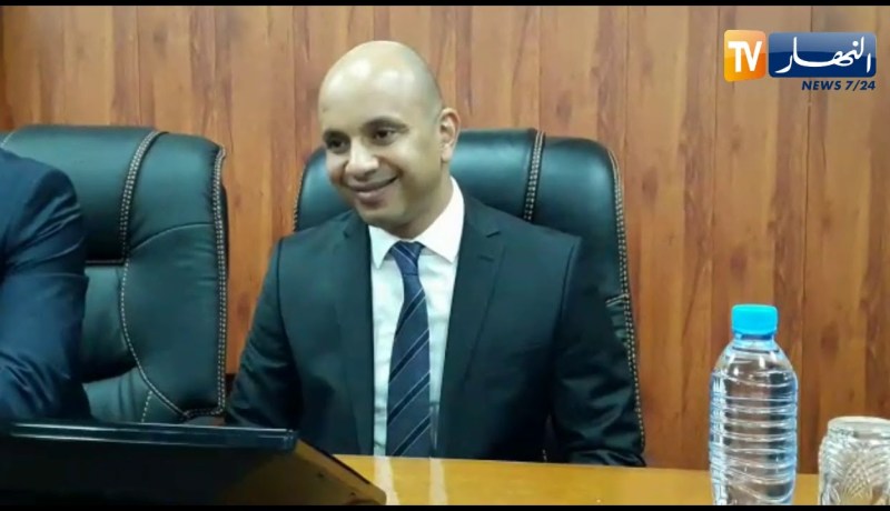 شاهد.. “رؤوف برناوي” يستلم مهامه على رأس وزارة الشباب والرياضة !!