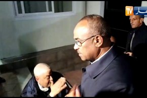 لحظة وصول بدوي رفقة الوالي زوخ وقارة بوهدبة إلى مستشفى الشرطة للإطمئنان على الجرحى
