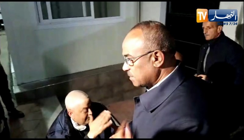 لحظة وصول بدوي رفقة الوالي زوخ وقارة بوهدبة إلى مستشفى الشرطة للإطمئنان على الجرحى