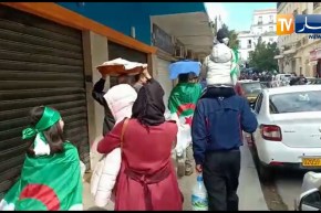 عائلة من عنابة تشارك في الحراك على طريقتها الخاصة.. البراج واللبن للمشاركين في المسيرة