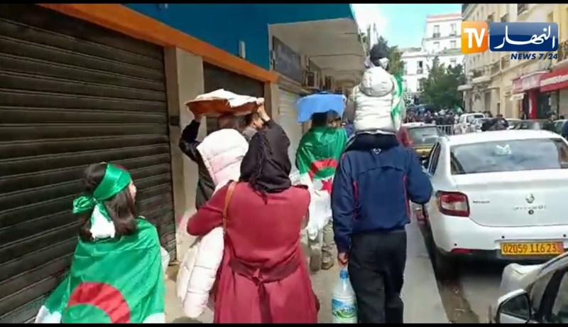 عائلة من عنابة تشارك في الحراك على طريقتها الخاصة.. البراج واللبن للمشاركين في المسيرة