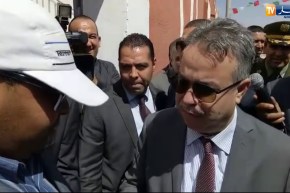 مواطن كفيف ينقل انشغاله لوزير السكن ويسلمه رسالة