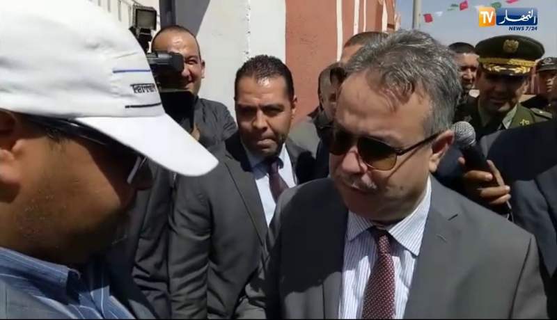 مواطن كفيف ينقل انشغاله لوزير السكن ويسلمه رسالة