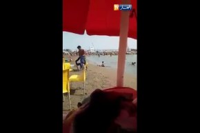 مافيا الشواطئ ترمي كراسيها في البحر !!