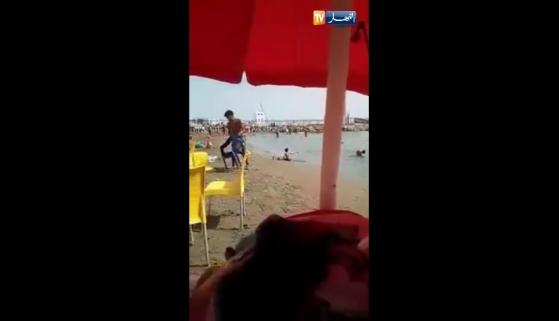 مافيا الشواطئ ترمي كراسيها في البحر !!