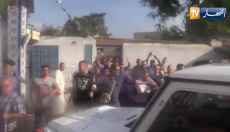 الوزير الأول السابق أحمد أويحيى يودع سجن الحراش تحت هتافات “كليتو البلاد يا السراقين”