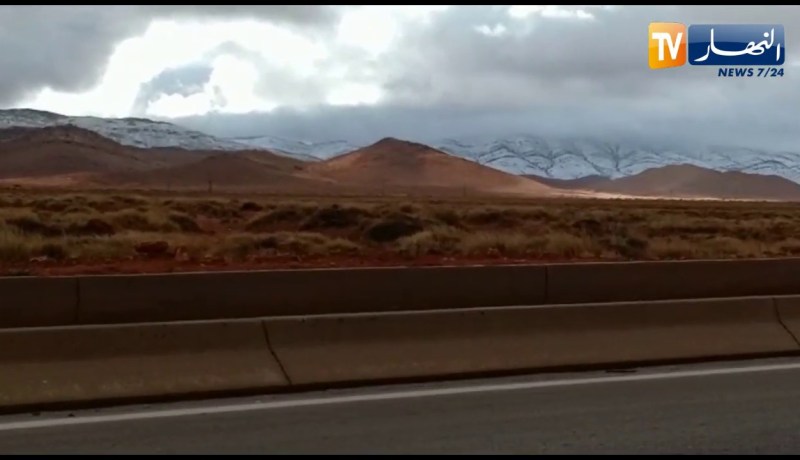 صور ساحرة لتساقط الثلوج بصحراء “النعامة “