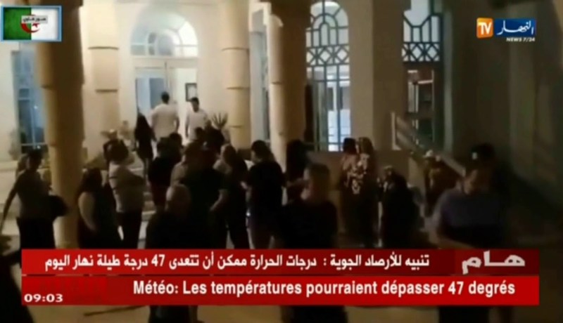 تونس: عائلات جزائرية تحتج أمام فندق بعد رفض استقبالهم