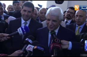 لوح يشيد بإنجازات الرئيس بوتفليقة بتوفيره للعديد من المرافق والفضاءات بسلك القضاء