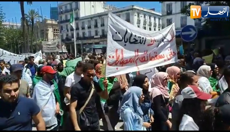 شاهد.. مسيرة سلمية للطلبة دعما للحراك بعنابة