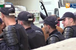 لحظة مغادرة “ربوح حداد” محكمة سيدي امحمد