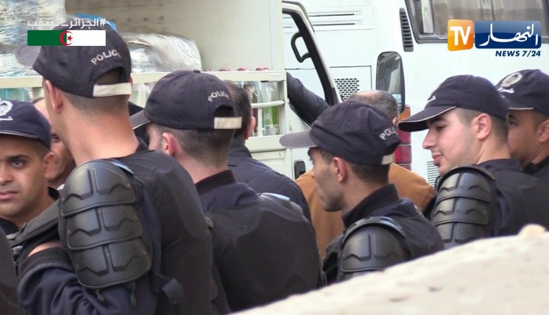 لحظة مغادرة “ربوح حداد” محكمة سيدي امحمد